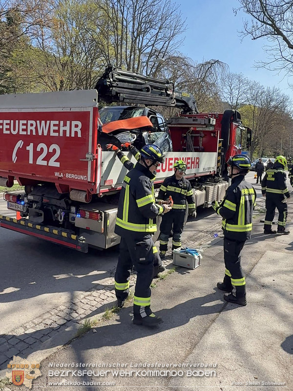 20260403_Moped-Auto prallt in Baden frontal gegen Baum Foto: Stefan Schneider