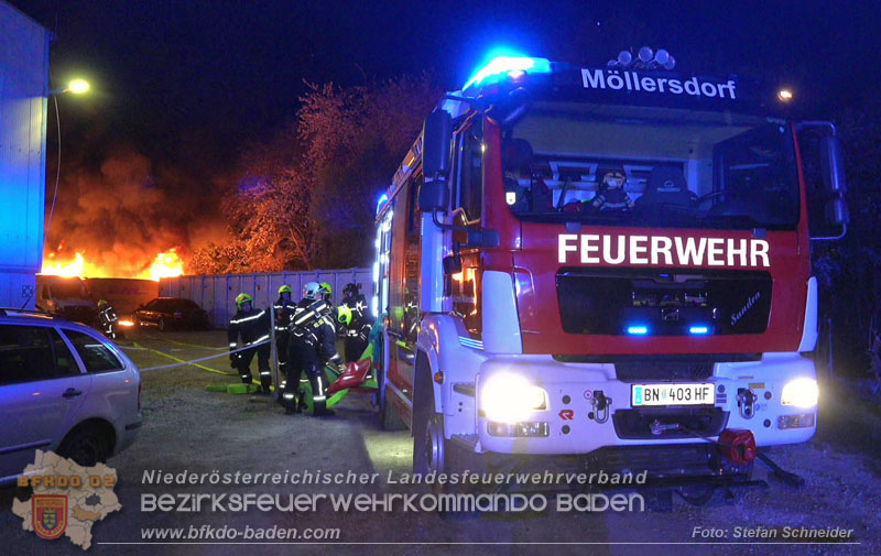 20260404_Mehrere Fahrzeuge auf einem Firmenareal in Traiskirchen-Möllersdorf in Brand geraten Foto: Stefan Schneider BFKDO BADEN 20260404_Mehrere Fahrzeuge auf einem Firmenareal in Traiskirchen-Möllersdorf in Brand geraten Foto: Stefan Schneider BFKDO BADEN