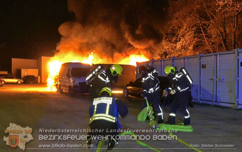 20260404_Mehrere Fahrzeuge auf einem Firmenareal in Traiskirchen-Möllersdorf in Brand geraten Foto: Stefan Schneider BFKDO BADEN 20260404_Mehrere Fahrzeuge auf einem Firmenareal in Traiskirchen-Möllersdorf in Brand geraten Foto: Stefan Schneider BFKDO BADEN
