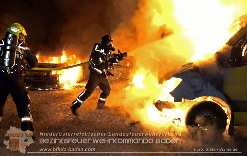 20260404_Mehrere Fahrzeuge auf einem Firmenareal in Traiskirchen-Möllersdorf in Brand geraten Foto: Stefan Schneider BFKDO BADEN 20260404_Mehrere Fahrzeuge auf einem Firmenareal in Traiskirchen-Möllersdorf in Brand geraten Foto: Stefan Schneider BFKDO BADEN