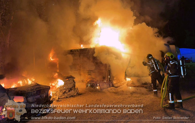 20260404_Mehrere Fahrzeuge auf einem Firmenareal in Traiskirchen-Möllersdorf in Brand geraten Foto: Stefan Schneider BFKDO BADEN 20260404_Mehrere Fahrzeuge auf einem Firmenareal in Traiskirchen-Möllersdorf in Brand geraten Foto: Stefan Schneider BFKDO BADEN