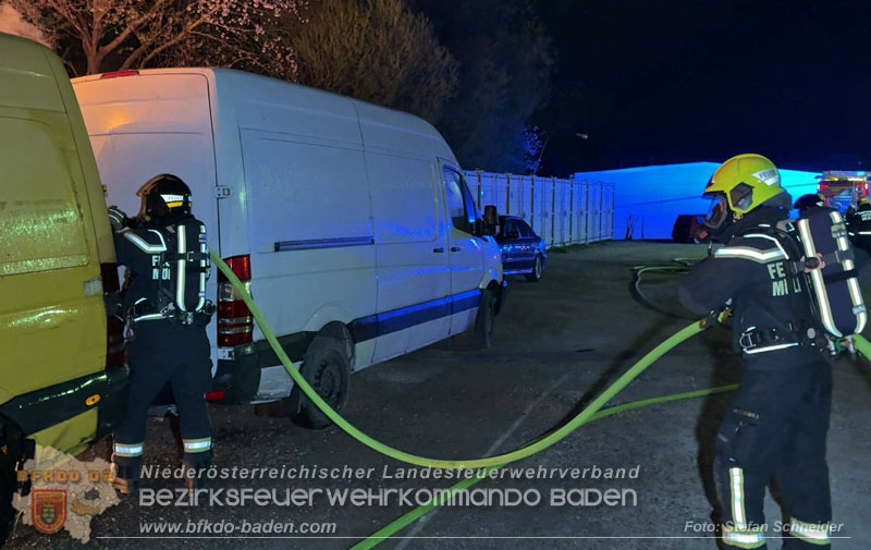 20260404_Mehrere Fahrzeuge auf einem Firmenareal in Traiskirchen-Möllersdorf in Brand geraten Foto: Stefan Schneider BFKDO BADEN 20260404_Mehrere Fahrzeuge auf einem Firmenareal in Traiskirchen-Möllersdorf in Brand geraten Foto: Stefan Schneider BFKDO BADEN