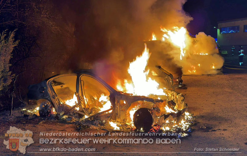 20260404_Mehrere Fahrzeuge auf einem Firmenareal in Traiskirchen-Möllersdorf in Brand geraten Foto: Stefan Schneider BFKDO BADEN 20260404_Mehrere Fahrzeuge auf einem Firmenareal in Traiskirchen-Möllersdorf in Brand geraten Foto: Stefan Schneider BFKDO BADEN