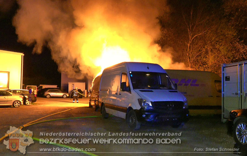 20260404_Mehrere Fahrzeuge auf einem Firmenareal in Traiskirchen-Möllersdorf in Brand geraten Foto: Stefan Schneider BFKDO BADEN 20260404_Mehrere Fahrzeuge auf einem Firmenareal in Traiskirchen-Möllersdorf in Brand geraten Foto: Stefan Schneider BFKDO BADEN