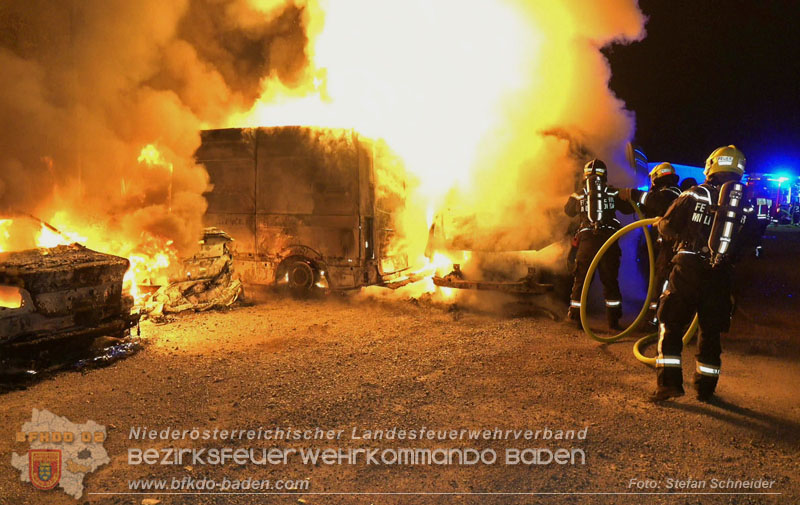 20260404_Mehrere Fahrzeuge auf einem Firmenareal in Traiskirchen-Möllersdorf in Brand geraten Foto: Stefan Schneider BFKDO BADEN 20260404_Mehrere Fahrzeuge auf einem Firmenareal in Traiskirchen-Möllersdorf in Brand geraten Foto: Stefan Schneider BFKDO BADEN