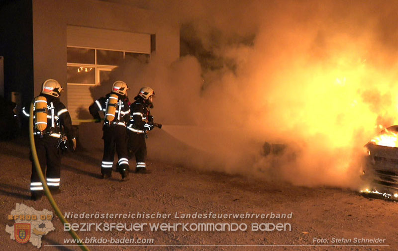 20260404_Mehrere Fahrzeuge auf einem Firmenareal in Traiskirchen-Möllersdorf in Brand geraten Foto: Stefan Schneider BFKDO BADEN 20260404_Mehrere Fahrzeuge auf einem Firmenareal in Traiskirchen-Möllersdorf in Brand geraten Foto: Stefan Schneider BFKDO BADEN
