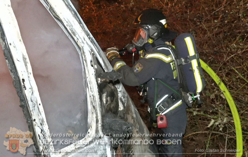 20260404_Mehrere Fahrzeuge auf einem Firmenareal in Traiskirchen-Möllersdorf in Brand geraten Foto: Stefan Schneider BFKDO BADEN 20260404_Mehrere Fahrzeuge auf einem Firmenareal in Traiskirchen-Möllersdorf in Brand geraten Foto: Stefan Schneider BFKDO BADEN