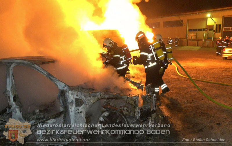 20260404_Mehrere Fahrzeuge auf einem Firmenareal in Traiskirchen-Möllersdorf in Brand geraten Foto: Stefan Schneider BFKDO BADEN 20260404_Mehrere Fahrzeuge auf einem Firmenareal in Traiskirchen-Möllersdorf in Brand geraten Foto: Stefan Schneider BFKDO BADEN