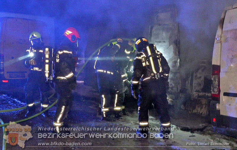 20260404_Mehrere Fahrzeuge auf einem Firmenareal in Traiskirchen-Möllersdorf in Brand geraten Foto: Stefan Schneider BFKDO BADEN 20260404_Mehrere Fahrzeuge auf einem Firmenareal in Traiskirchen-Möllersdorf in Brand geraten Foto: Stefan Schneider BFKDO BADEN