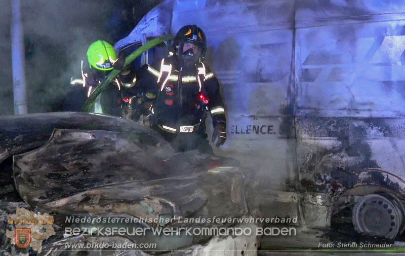20260404_Mehrere Fahrzeuge auf einem Firmenareal in Traiskirchen-Möllersdorf in Brand geraten Foto: Stefan Schneider BFKDO BADEN 20260404_Mehrere Fahrzeuge auf einem Firmenareal in Traiskirchen-Möllersdorf in Brand geraten Foto: Stefan Schneider BFKDO BADEN