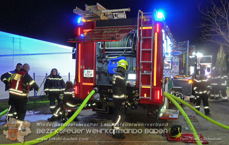 20260404_Mehrere Fahrzeuge auf einem Firmenareal in Traiskirchen-Möllersdorf in Brand geraten Foto: Stefan Schneider BFKDO BADEN 20260404_Mehrere Fahrzeuge auf einem Firmenareal in Traiskirchen-Möllersdorf in Brand geraten Foto: Stefan Schneider BFKDO BADEN