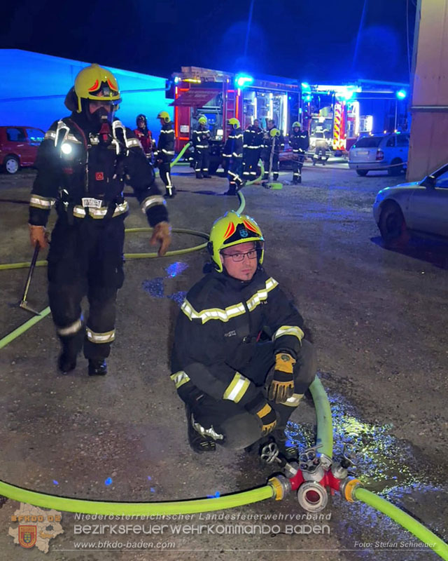 20260404_Mehrere Fahrzeuge auf einem Firmenareal in Traiskirchen-Möllersdorf in Brand geraten Foto: Stefan Schneider BFKDO BADEN 20260404_Mehrere Fahrzeuge auf einem Firmenareal in Traiskirchen-Möllersdorf in Brand geraten Foto: Stefan Schneider BFKDO BADEN