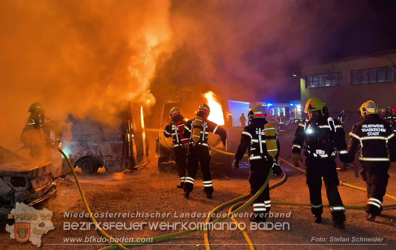20260404_Mehrere Fahrzeuge auf einem Firmenareal in Traiskirchen-Möllersdorf in Brand geraten Foto: Stefan Schneider BFKDO BADEN 20260404_Mehrere Fahrzeuge auf einem Firmenareal in Traiskirchen-Möllersdorf in Brand geraten Foto: Stefan Schneider BFKDO BADEN