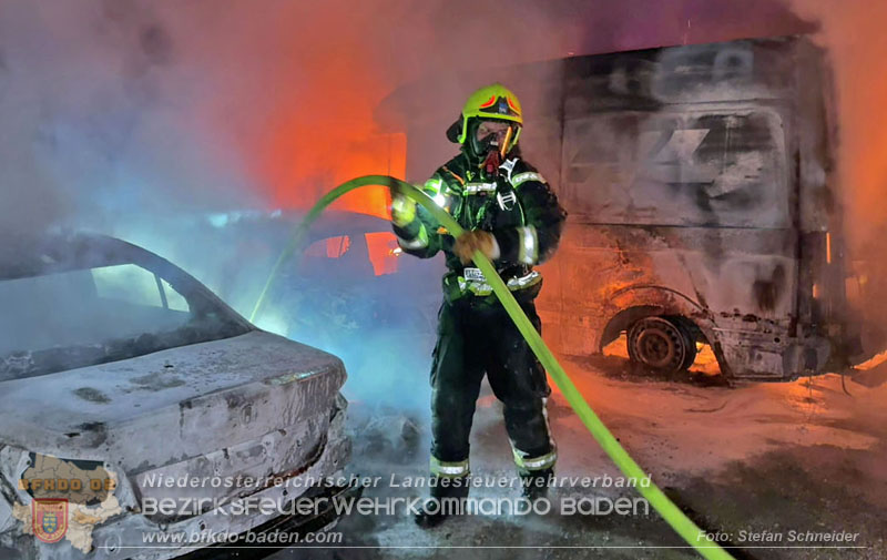 20260404_Mehrere Fahrzeuge auf einem Firmenareal in Traiskirchen-Möllersdorf in Brand geraten Foto: Stefan Schneider BFKDO BADEN 20260404_Mehrere Fahrzeuge auf einem Firmenareal in Traiskirchen-Möllersdorf in Brand geraten Foto: Stefan Schneider BFKDO BADEN