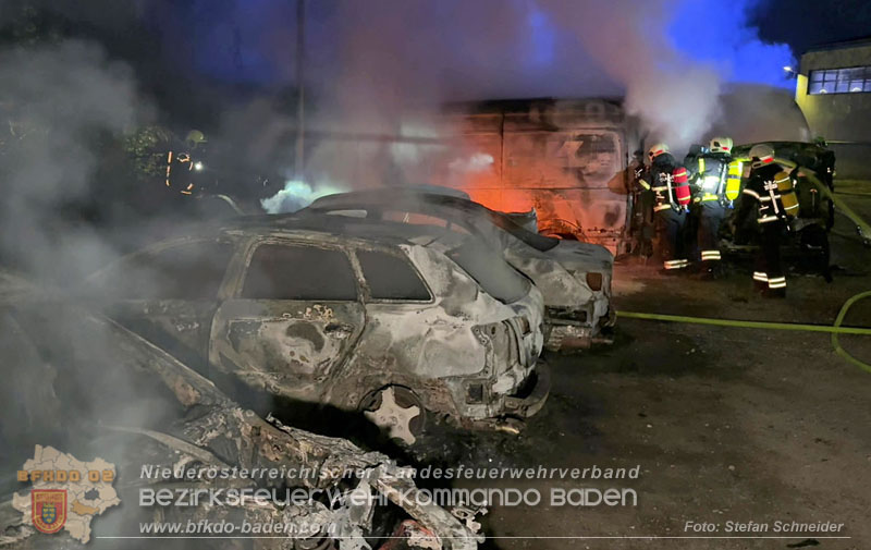 20260404_Mehrere Fahrzeuge auf einem Firmenareal in Traiskirchen-Möllersdorf in Brand geraten Foto: Stefan Schneider BFKDO BADEN 20260404_Mehrere Fahrzeuge auf einem Firmenareal in Traiskirchen-Möllersdorf in Brand geraten Foto: Stefan Schneider BFKDO BADEN