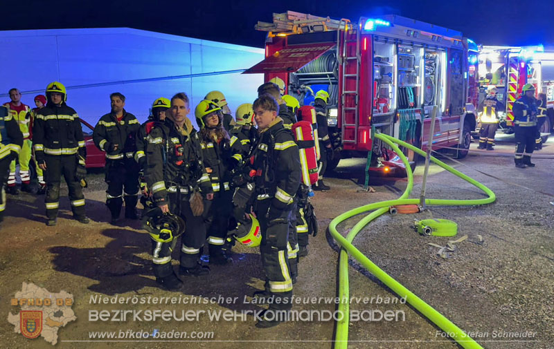 20260404_Mehrere Fahrzeuge auf einem Firmenareal in Traiskirchen-Möllersdorf in Brand geraten Foto: Stefan Schneider BFKDO BADEN 20260404_Mehrere Fahrzeuge auf einem Firmenareal in Traiskirchen-Möllersdorf in Brand geraten Foto: Stefan Schneider BFKDO BADEN