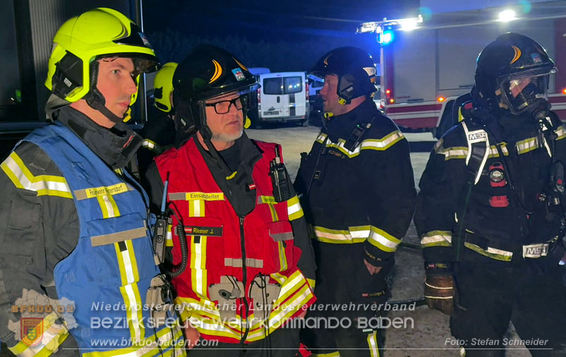 20260404_Mehrere Fahrzeuge auf einem Firmenareal in Traiskirchen-Möllersdorf in Brand geraten Foto: Stefan Schneider BFKDO BADEN 20260404_Mehrere Fahrzeuge auf einem Firmenareal in Traiskirchen-Möllersdorf in Brand geraten Foto: Stefan Schneider BFKDO BADEN