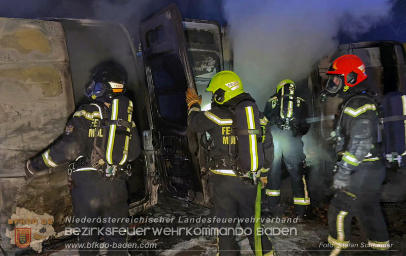 20260404_Mehrere Fahrzeuge auf einem Firmenareal in Traiskirchen-Möllersdorf in Brand geraten Foto: Stefan Schneider BFKDO BADEN 20260404_Mehrere Fahrzeuge auf einem Firmenareal in Traiskirchen-Möllersdorf in Brand geraten Foto: Stefan Schneider BFKDO BADEN