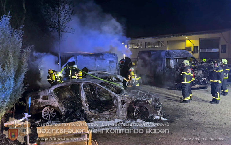 20260404_Mehrere Fahrzeuge auf einem Firmenareal in Traiskirchen-Möllersdorf in Brand geraten Foto: Stefan Schneider BFKDO BADEN 20260404_Mehrere Fahrzeuge auf einem Firmenareal in Traiskirchen-Möllersdorf in Brand geraten Foto: Stefan Schneider BFKDO BADEN