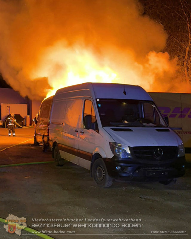 20260404_Mehrere Fahrzeuge auf einem Firmenareal in Traiskirchen-Möllersdorf in Brand geraten Foto: Stefan Schneider BFKDO BADEN 20260404_Mehrere Fahrzeuge auf einem Firmenareal in Traiskirchen-Möllersdorf in Brand geraten Foto: Stefan Schneider BFKDO BADEN