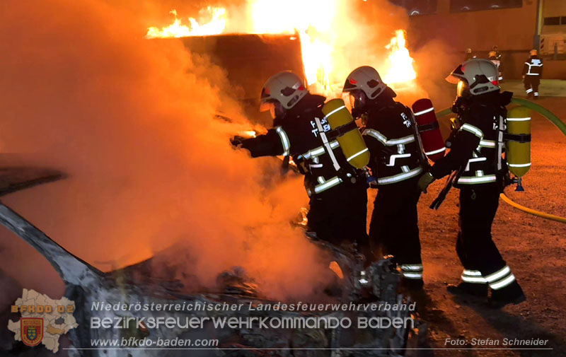 20260404_Mehrere Fahrzeuge auf einem Firmenareal in Traiskirchen-Möllersdorf in Brand geraten Foto: Stefan Schneider BFKDO BADEN 20260404_Mehrere Fahrzeuge auf einem Firmenareal in Traiskirchen-Möllersdorf in Brand geraten Foto: Stefan Schneider BFKDO BADEN