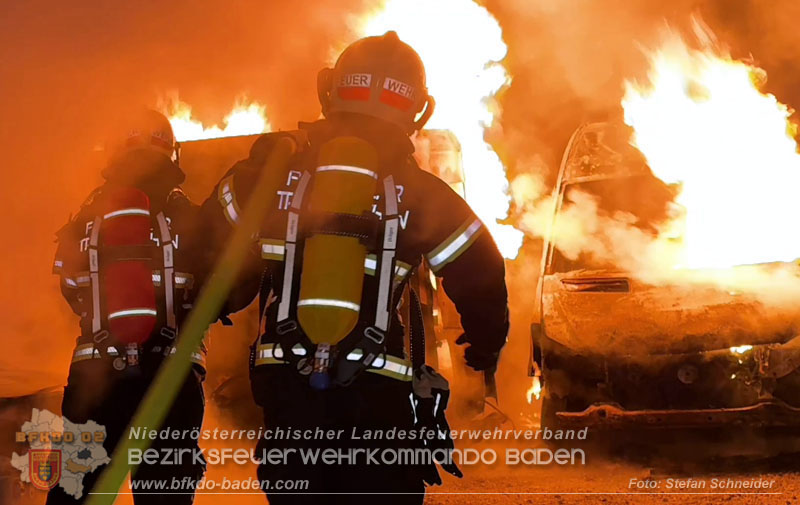 20260404_Mehrere Fahrzeuge auf einem Firmenareal in Traiskirchen-Möllersdorf in Brand geraten Foto: Stefan Schneider BFKDO BADEN 20260404_Mehrere Fahrzeuge auf einem Firmenareal in Traiskirchen-Möllersdorf in Brand geraten Foto: Stefan Schneider BFKDO BADEN