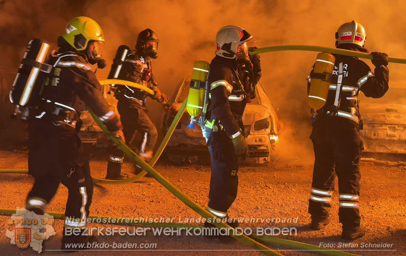 20260404_Mehrere Fahrzeuge auf einem Firmenareal in Traiskirchen-Möllersdorf in Brand geraten Foto: Stefan Schneider BFKDO BADEN 20260404_Mehrere Fahrzeuge auf einem Firmenareal in Traiskirchen-Möllersdorf in Brand geraten Foto: Stefan Schneider BFKDO BADEN