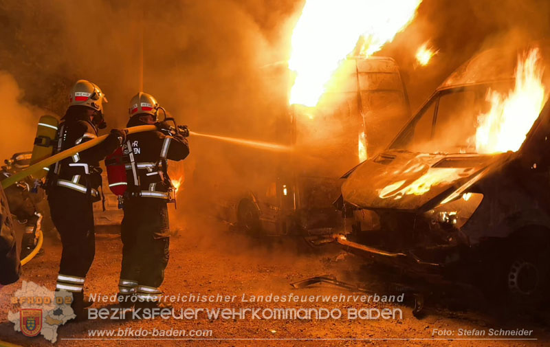 20260404_Mehrere Fahrzeuge auf einem Firmenareal in Traiskirchen-Möllersdorf in Brand geraten Foto: Stefan Schneider BFKDO BADEN 20260404_Mehrere Fahrzeuge auf einem Firmenareal in Traiskirchen-Möllersdorf in Brand geraten Foto: Stefan Schneider BFKDO BADEN