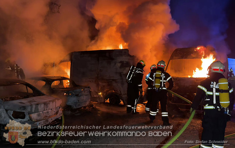20260404_Mehrere Fahrzeuge auf einem Firmenareal in Traiskirchen-Möllersdorf in Brand geraten Foto: Stefan Schneider BFKDO BADEN 20260404_Mehrere Fahrzeuge auf einem Firmenareal in Traiskirchen-Möllersdorf in Brand geraten Foto: Stefan Schneider BFKDO BADEN