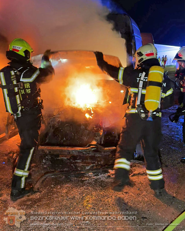 20260404_Mehrere Fahrzeuge auf einem Firmenareal in Traiskirchen-Möllersdorf in Brand geraten Foto: Stefan Schneider BFKDO BADEN 20260404_Mehrere Fahrzeuge auf einem Firmenareal in Traiskirchen-Möllersdorf in Brand geraten Foto: Stefan Schneider BFKDO BADEN
