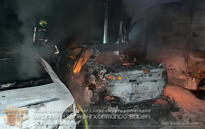 20260404_Mehrere Fahrzeuge auf einem Firmenareal in Traiskirchen-Möllersdorf in Brand geraten Foto: Stefan Schneider BFKDO BADEN 20260404_Mehrere Fahrzeuge auf einem Firmenareal in Traiskirchen-Möllersdorf in Brand geraten Foto: Stefan Schneider BFKDO BADEN