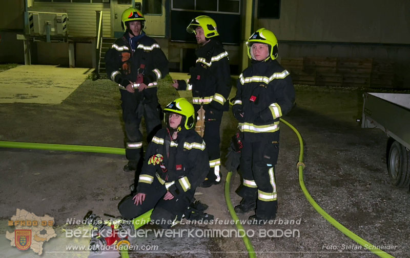 20260404_Mehrere Fahrzeuge auf einem Firmenareal in Traiskirchen-Möllersdorf in Brand geraten Foto: Stefan Schneider BFKDO BADEN 20260404_Mehrere Fahrzeuge auf einem Firmenareal in Traiskirchen-Möllersdorf in Brand geraten Foto: Stefan Schneider BFKDO BADEN