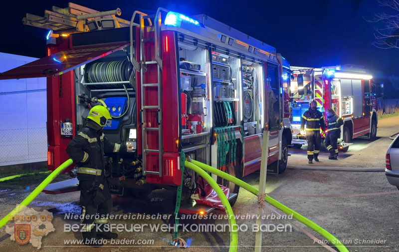 20260404_Mehrere Fahrzeuge auf einem Firmenareal in Traiskirchen-Möllersdorf in Brand geraten Foto: Stefan Schneider BFKDO BADEN 20260404_Mehrere Fahrzeuge auf einem Firmenareal in Traiskirchen-Möllersdorf in Brand geraten Foto: Stefan Schneider BFKDO BADEN