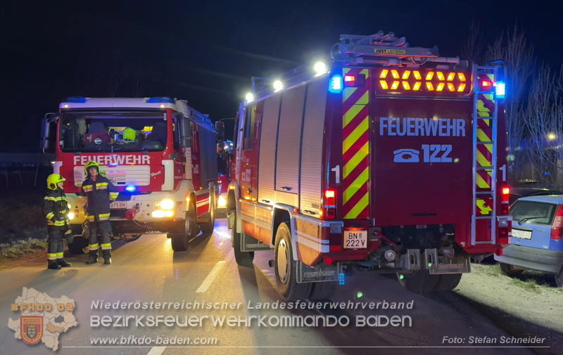20260404_Mehrere Fahrzeuge auf einem Firmenareal in Traiskirchen-Möllersdorf in Brand geraten Foto: Stefan Schneider BFKDO BADEN 20260404_Mehrere Fahrzeuge auf einem Firmenareal in Traiskirchen-Möllersdorf in Brand geraten Foto: Stefan Schneider BFKDO BADEN
