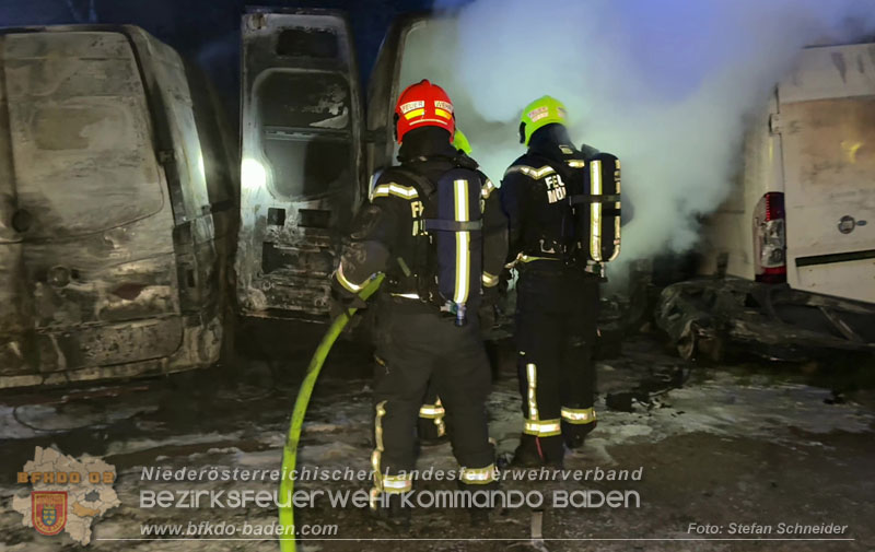 20260404_Mehrere Fahrzeuge auf einem Firmenareal in Traiskirchen-Möllersdorf in Brand geraten Foto: Stefan Schneider BFKDO BADEN 20260404_Mehrere Fahrzeuge auf einem Firmenareal in Traiskirchen-Möllersdorf in Brand geraten Foto: Stefan Schneider BFKDO BADEN