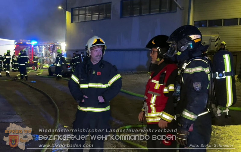 20260404_Mehrere Fahrzeuge auf einem Firmenareal in Traiskirchen-Möllersdorf in Brand geraten Foto: Stefan Schneider BFKDO BADEN 20260404_Mehrere Fahrzeuge auf einem Firmenareal in Traiskirchen-Möllersdorf in Brand geraten Foto: Stefan Schneider BFKDO BADEN