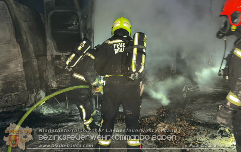 20260404_Mehrere Fahrzeuge auf einem Firmenareal in Traiskirchen-Möllersdorf in Brand geraten Foto: Stefan Schneider BFKDO BADEN 20260404_Mehrere Fahrzeuge auf einem Firmenareal in Traiskirchen-Möllersdorf in Brand geraten Foto: Stefan Schneider BFKDO BADEN