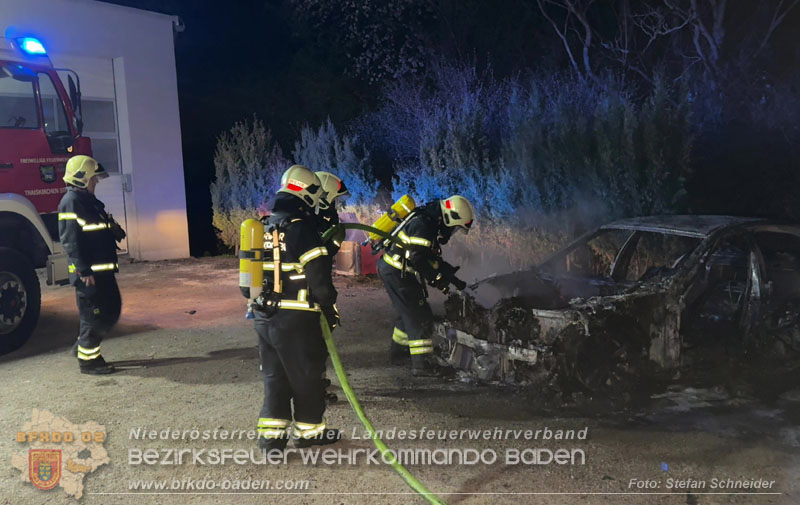 20260404_Mehrere Fahrzeuge auf einem Firmenareal in Traiskirchen-Möllersdorf in Brand geraten Foto: Stefan Schneider BFKDO BADEN 20260404_Mehrere Fahrzeuge auf einem Firmenareal in Traiskirchen-Möllersdorf in Brand geraten Foto: Stefan Schneider BFKDO BADEN