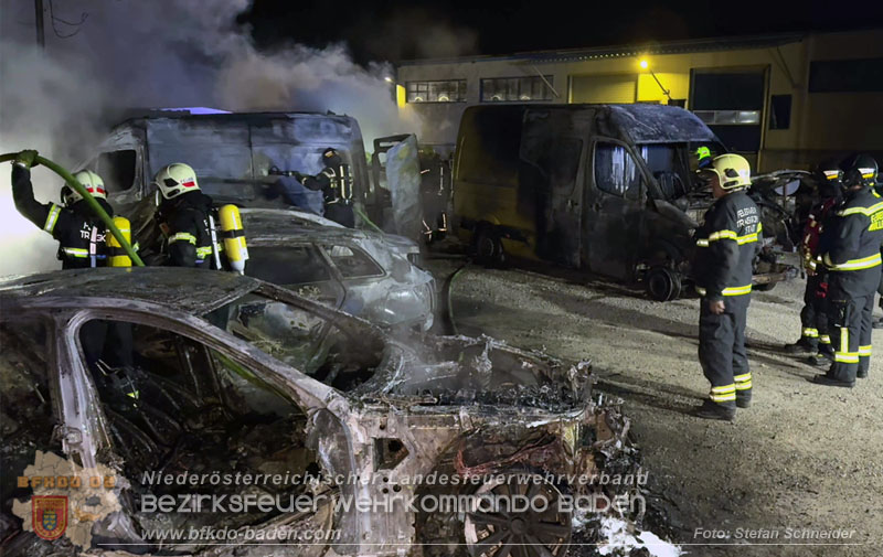 20260404_Mehrere Fahrzeuge auf einem Firmenareal in Traiskirchen-Möllersdorf in Brand geraten Foto: Stefan Schneider BFKDO BADEN 20260404_Mehrere Fahrzeuge auf einem Firmenareal in Traiskirchen-Möllersdorf in Brand geraten Foto: Stefan Schneider BFKDO BADEN