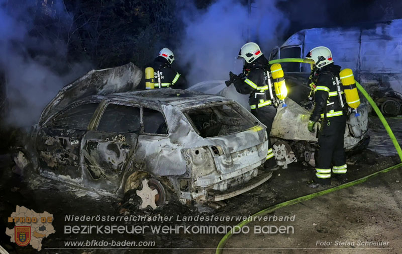 20260404_Mehrere Fahrzeuge auf einem Firmenareal in Traiskirchen-Möllersdorf in Brand geraten Foto: Stefan Schneider BFKDO BADEN 20260404_Mehrere Fahrzeuge auf einem Firmenareal in Traiskirchen-Möllersdorf in Brand geraten Foto: Stefan Schneider BFKDO BADEN