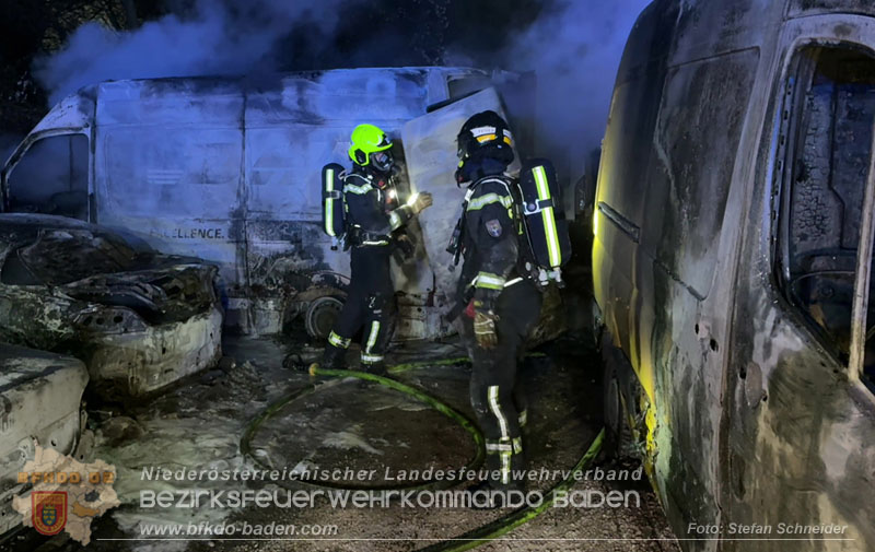 20260404_Mehrere Fahrzeuge auf einem Firmenareal in Traiskirchen-Möllersdorf in Brand geraten Foto: Stefan Schneider BFKDO BADEN 20260404_Mehrere Fahrzeuge auf einem Firmenareal in Traiskirchen-Möllersdorf in Brand geraten Foto: Stefan Schneider BFKDO BADEN