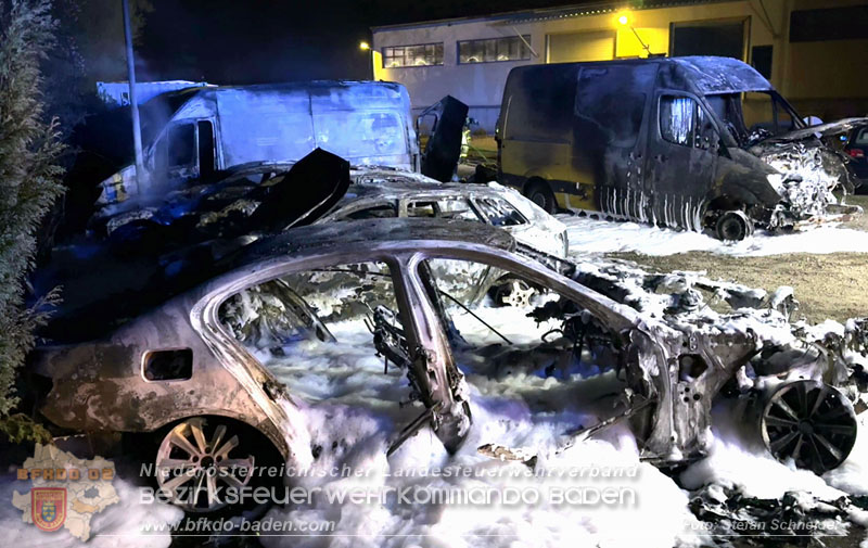 20260404_Mehrere Fahrzeuge auf einem Firmenareal in Traiskirchen-Möllersdorf in Brand geraten Foto: Stefan Schneider BFKDO BADEN 20260404_Mehrere Fahrzeuge auf einem Firmenareal in Traiskirchen-Möllersdorf in Brand geraten Foto: Stefan Schneider BFKDO BADEN