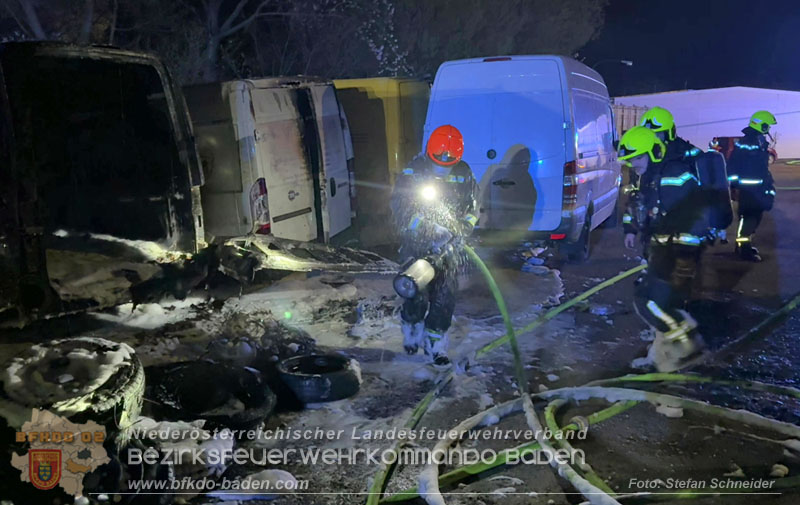 20260404_Mehrere Fahrzeuge auf einem Firmenareal in Traiskirchen-Möllersdorf in Brand geraten Foto: Stefan Schneider BFKDO BADEN 20260404_Mehrere Fahrzeuge auf einem Firmenareal in Traiskirchen-Möllersdorf in Brand geraten Foto: Stefan Schneider BFKDO BADEN