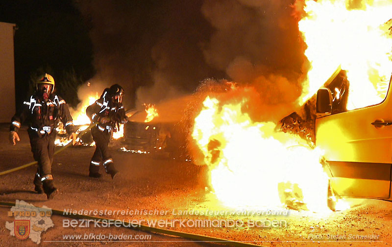 20260404_Mehrere Fahrzeuge auf einem Firmenareal in Traiskirchen-Möllersdorf in Brand geraten Foto: Stefan Schneider BFKDO BADEN 20260404_Mehrere Fahrzeuge auf einem Firmenareal in Traiskirchen-Möllersdorf in Brand geraten Foto: Stefan Schneider BFKDO BADEN