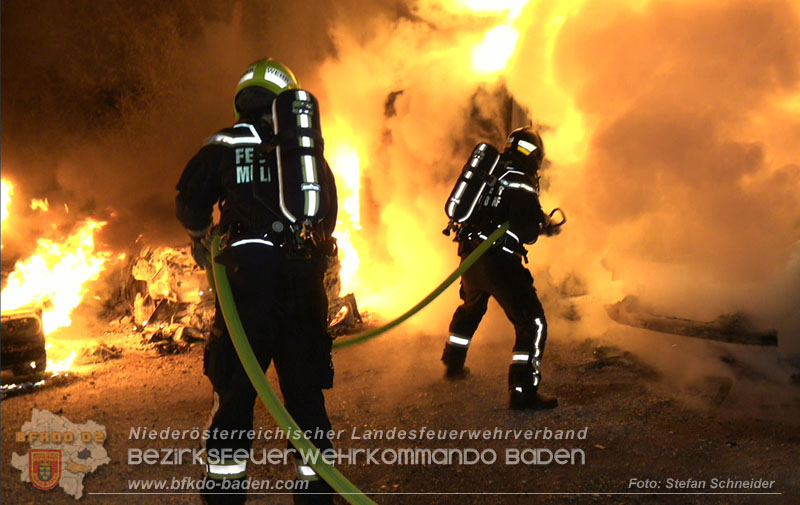 20260404_Mehrere Fahrzeuge auf einem Firmenareal in Traiskirchen-Möllersdorf in Brand geraten Foto: Stefan Schneider BFKDO BADEN 20260404_Mehrere Fahrzeuge auf einem Firmenareal in Traiskirchen-Möllersdorf in Brand geraten Foto: Stefan Schneider BFKDO BADEN