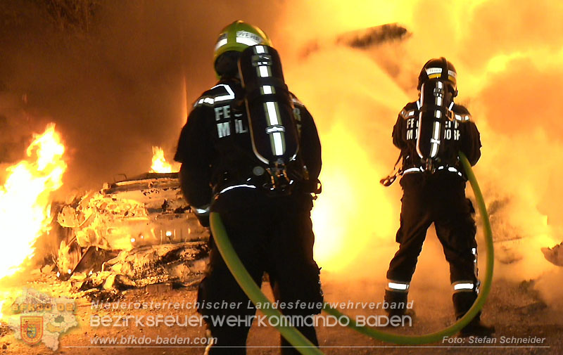 20260404_Mehrere Fahrzeuge auf einem Firmenareal in Traiskirchen-Möllersdorf in Brand geraten Foto: Stefan Schneider BFKDO BADEN 20260404_Mehrere Fahrzeuge auf einem Firmenareal in Traiskirchen-Möllersdorf in Brand geraten Foto: Stefan Schneider BFKDO BADEN