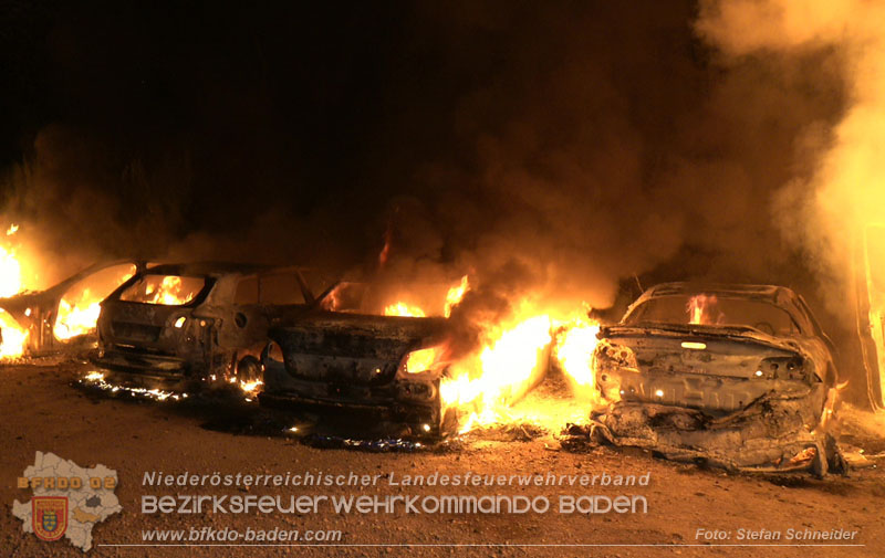 20260404_Mehrere Fahrzeuge auf einem Firmenareal in Traiskirchen-Möllersdorf in Brand geraten Foto: Stefan Schneider BFKDO BADEN 20260404_Mehrere Fahrzeuge auf einem Firmenareal in Traiskirchen-Möllersdorf in Brand geraten Foto: Stefan Schneider BFKDO BADEN