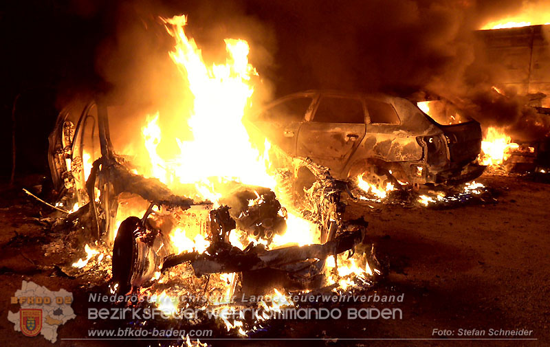 20260404_Mehrere Fahrzeuge auf einem Firmenareal in Traiskirchen-Möllersdorf in Brand geraten Foto: Stefan Schneider BFKDO BADEN 20260404_Mehrere Fahrzeuge auf einem Firmenareal in Traiskirchen-Möllersdorf in Brand geraten Foto: Stefan Schneider BFKDO BADEN