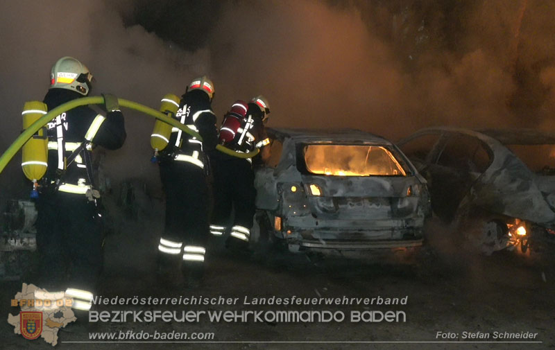 20260404_Mehrere Fahrzeuge auf einem Firmenareal in Traiskirchen-Möllersdorf in Brand geraten Foto: Stefan Schneider BFKDO BADEN 20260404_Mehrere Fahrzeuge auf einem Firmenareal in Traiskirchen-Möllersdorf in Brand geraten Foto: Stefan Schneider BFKDO BADEN