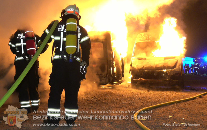 20260404_Mehrere Fahrzeuge auf einem Firmenareal in Traiskirchen-Möllersdorf in Brand geraten Foto: Stefan Schneider BFKDO BADEN 20260404_Mehrere Fahrzeuge auf einem Firmenareal in Traiskirchen-Möllersdorf in Brand geraten Foto: Stefan Schneider BFKDO BADEN